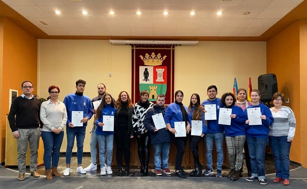 Benifaió entrega el título de formación a diez jóvenes desocupados