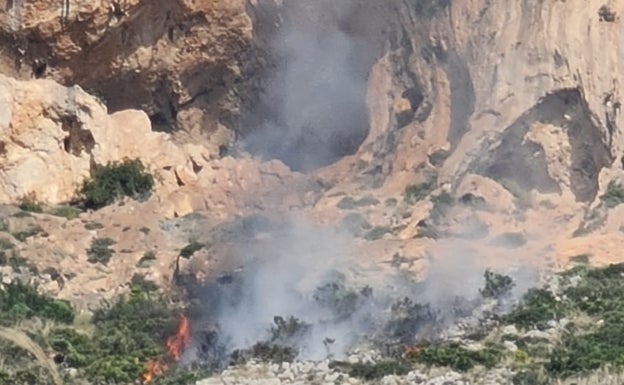 Incendio forestal en la Cova Ampla en el Montgó en Xàbia