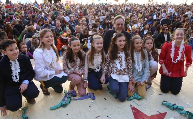 Así ha sido el llenazo en la Plaza del Ayuntamiento de Alicante para la Nochevieja Infantil