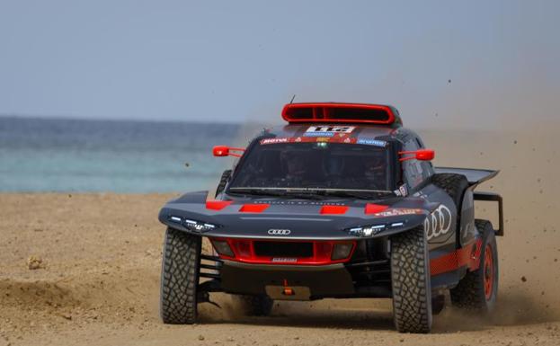 Audi manda un aviso en el prólogo del Dakar