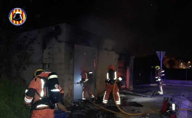 Un hombre muere al quedar atrapado en una caseta en llamas en Alzira