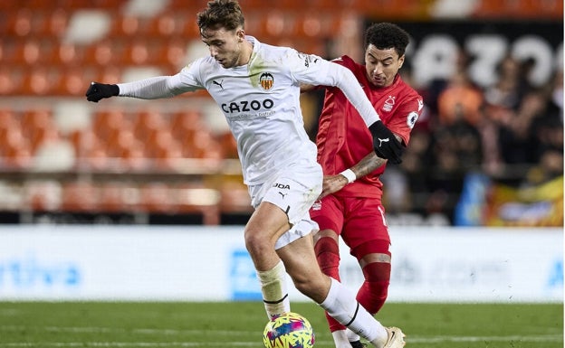 El Valencia inicia la Copa en La Nucía con la obligación de fichar por la lesión de Nico González