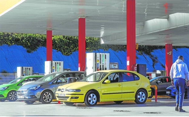 Los combustibles inician el año con alza de precios