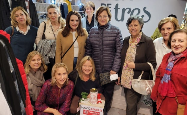 Un matrimonio de Benifaió confecciona muñecos de nieve solidarios