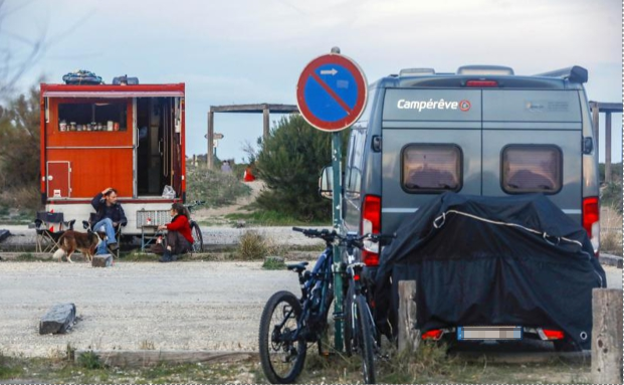 Decenas de caravanas toman desde hace días el parque natural del Saler