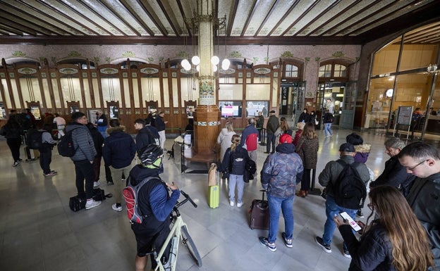 Colas en la Estación del Norte de Valencia para sacarse el bono gratuito para los viajes de Cercanías