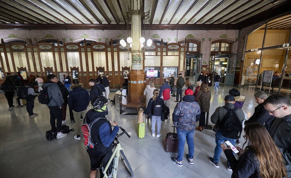 Colas en la Estación del Norte de Valencia para sacarse el bono gratuito para los viajes de Cercanías