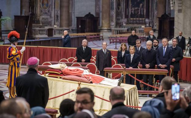 Miles de fieles desfilan para despedir a Benedicto XVI en la basílica de San Pedro