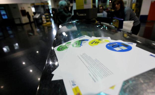 ¿Qué precio tiene el distintivo ambiental de la DGT y dónde comprarlo?