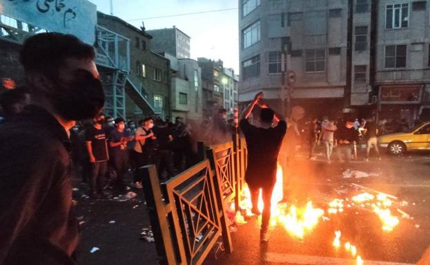 Irán condena a muerte a otros dos jóvenes por las protestas que sacuden el país