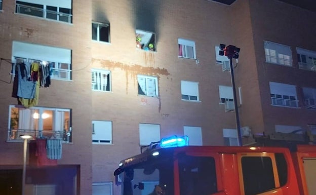 Una persona herida en el incendio de un piso de madrugada en Paterna