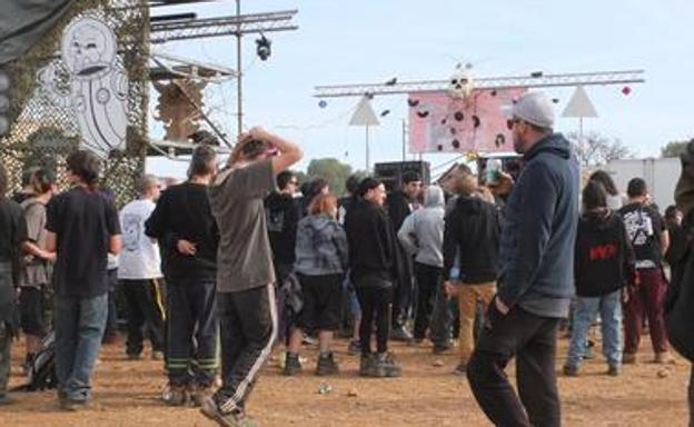 Un detenido, decenas de multas y un evacuado por intoxicación etílica en la fiesta 'rave' de Granada