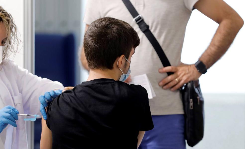 Las citas para vacunarse se retrasan hasta dos semanas con los contagios de Covid al alza