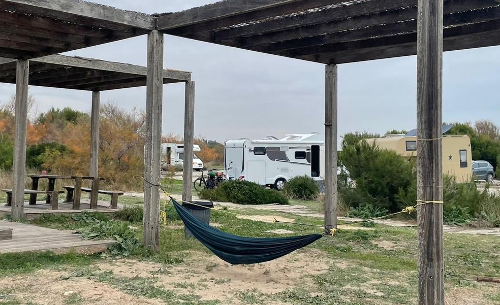 Hamacas en El Saler: la Policía Local 'pasa' de las autocaravanas