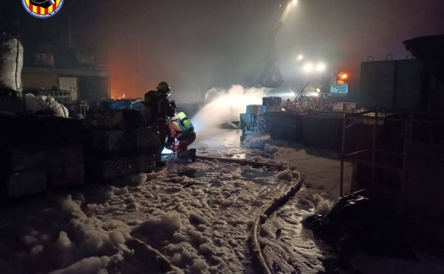 Los bomberos evitan que el humo del incendio de una nave afecte al aeropuerto de Manises