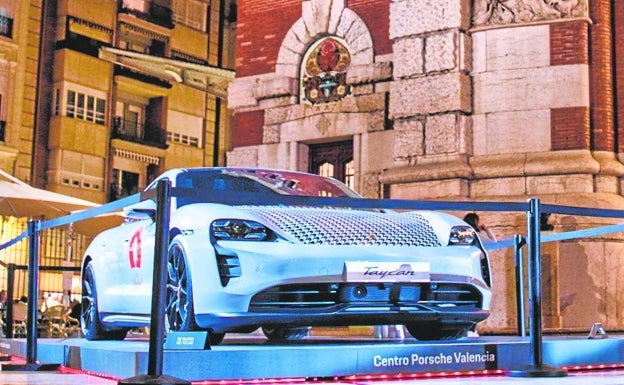 El Porsche Taycan GTS, expuesto hasta el 8 de enero en el Mercado de Colón