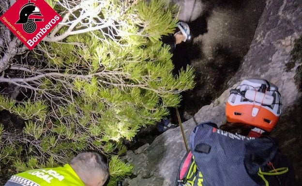 Rescatan a dos escaladoras que habían quedado colgadas a 90 metros en la montaña de Toix de Calpe