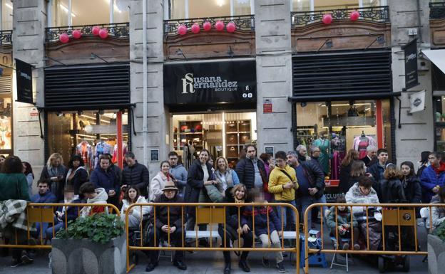 Los valencianos desafían a Ribó y llenan de sillas de casa el recorrido de la Cabalgata