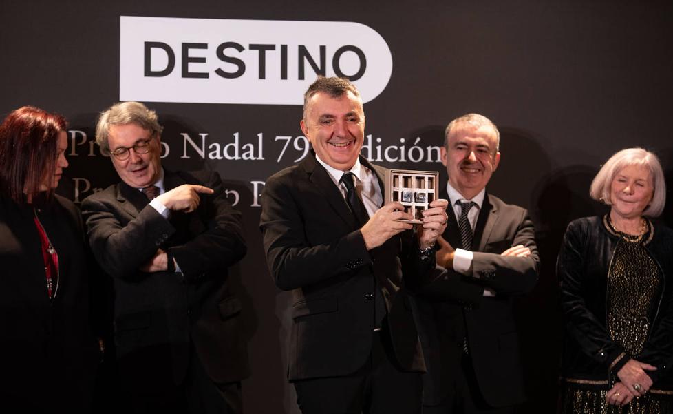 Manuel Vilas gana el Nadal con una novela sobre el amor y la soledad