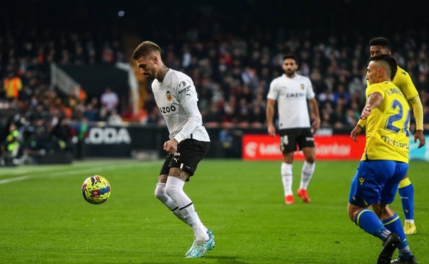 Castillejo se rompe la muñeca y se pierde la Supercopa