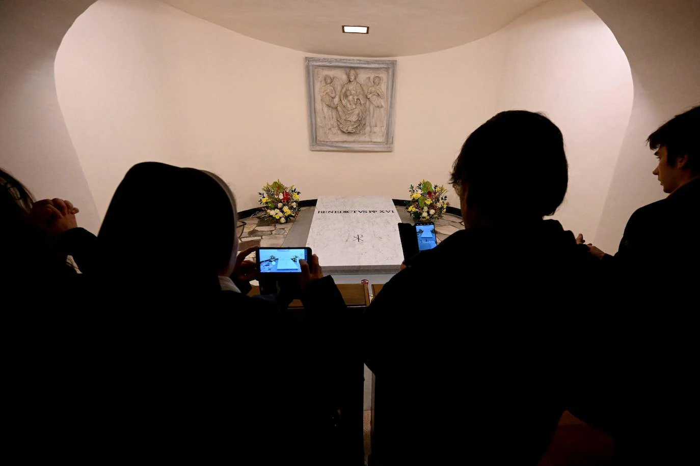 Ya se puede visitar la tumba de Benedicto XVI en las grutas vaticanas