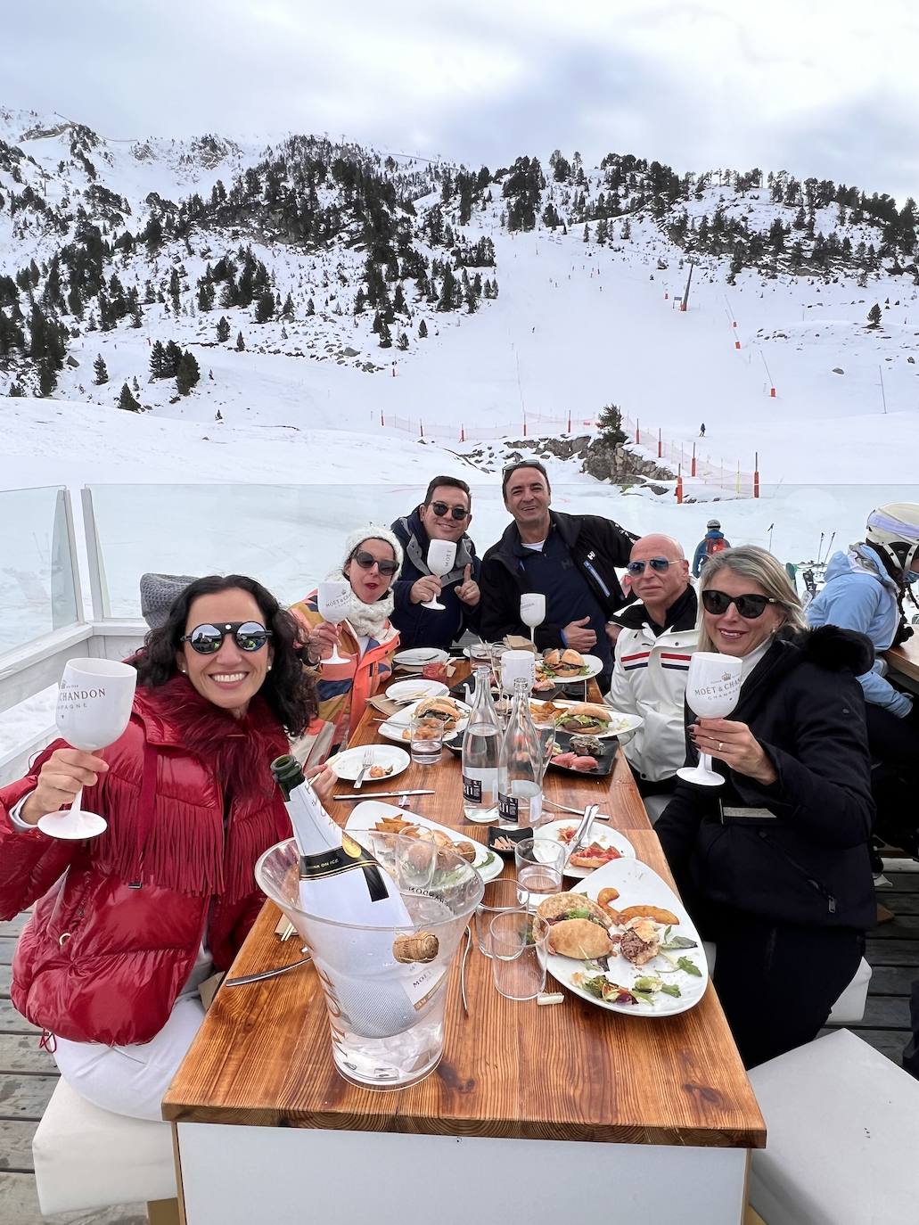 Mañanas de esquí y comidas en el Moët Winter Lounge de Baqueira