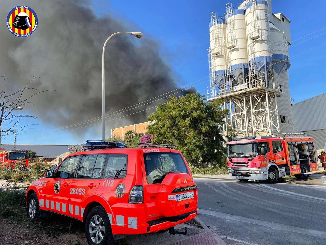 El incendio en una empresa de espuma de flores en Sagunto, en imágenes