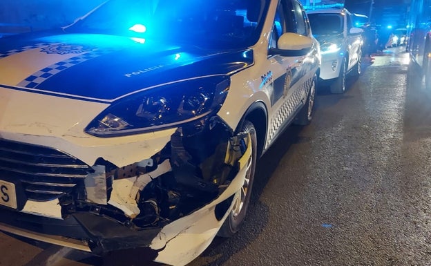 Un conductor ebrio y sin carné provoca dos accidentes y embiste a los vehículos de la Policía en Valencia