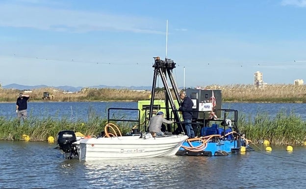 El Ayuntamiento inicia el dragado en la Albufera tras años de peticiones