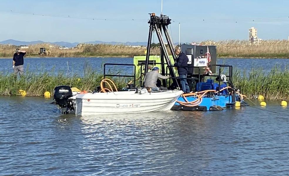 El Ayuntamiento inicia el dragado en la Albufera tras años de peticiones