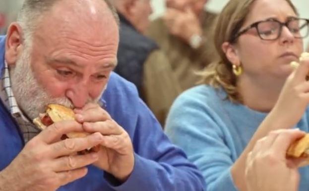 El chef José Andrés se come un bocadillo con sus hijas en el templo del esmorzaret