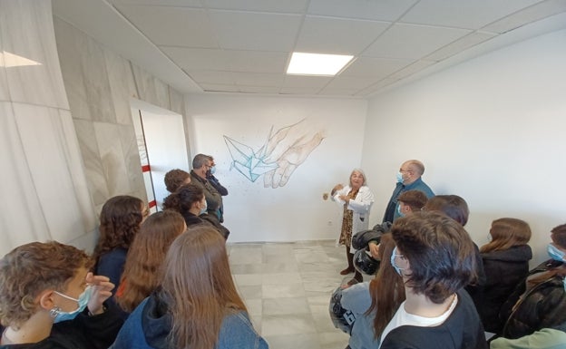 Alumnos de Xàtiva realizan murales artísticos para el hospital de día Oncológico del Lluís Alcanyís