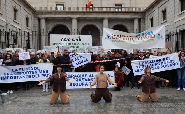 Clamor de los regantes en Madrid contra el «hachazo» de Sánchez al trasvase del Tajo