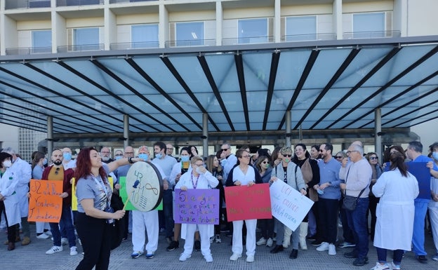 Los trabajadores del Hospital de la Ribera amenazan con ir a la huelga y piden la dimisión de la gerente por los nuevos horarios