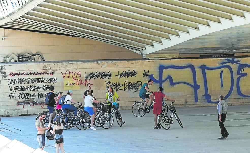 La jefa de Patrimonio afea a Ribó el escaso dinero que destina a limpiar monumentos