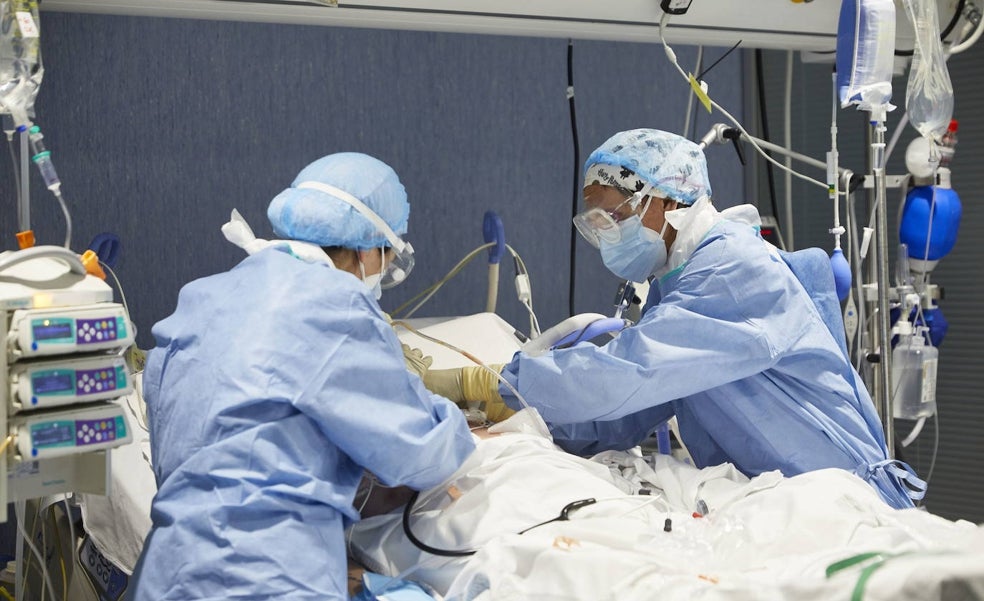 Los médicos valencianos aplazan la huelga para no aumentar el caos en las Urgencias