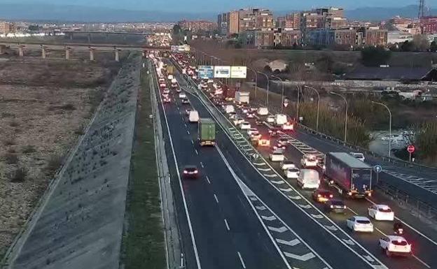 Un accidente en Massarrojos provoca largas colas en la A-7