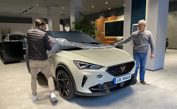 Cupra J.R. Valle entrega una de las 999 unidades del Formentor VZ5 Taiga Grey