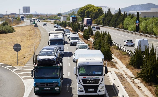 Los transportistas reclaman a los ayuntamientos aparcamientos para camiones en las áreas industriales