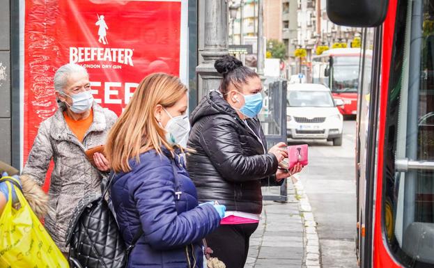 El Gobierno pone fecha al fin de las mascarillas en el transporte público: «No muy tarde»