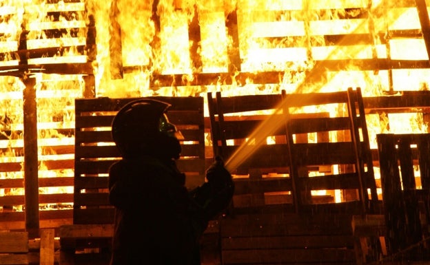 Alzira aplaza la quema de la hoguera de Sant Antoni por los fuertes vientos