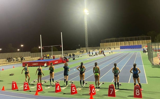 Deportistas internacionales entrenan en la Pista de Atletismo de Paterna