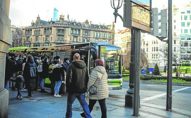 Tres chicas apalean en Bilbao a una conductora de autobús que intentó impedirles montar