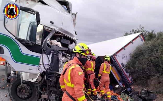 Un muerto y un herido en el choque frontal de dos camiones en la A-35 a la altura de Vallada