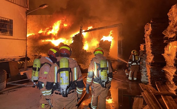 Un incendio calcina la nave de una empresa dedicada a la madera en Quart de Poblet