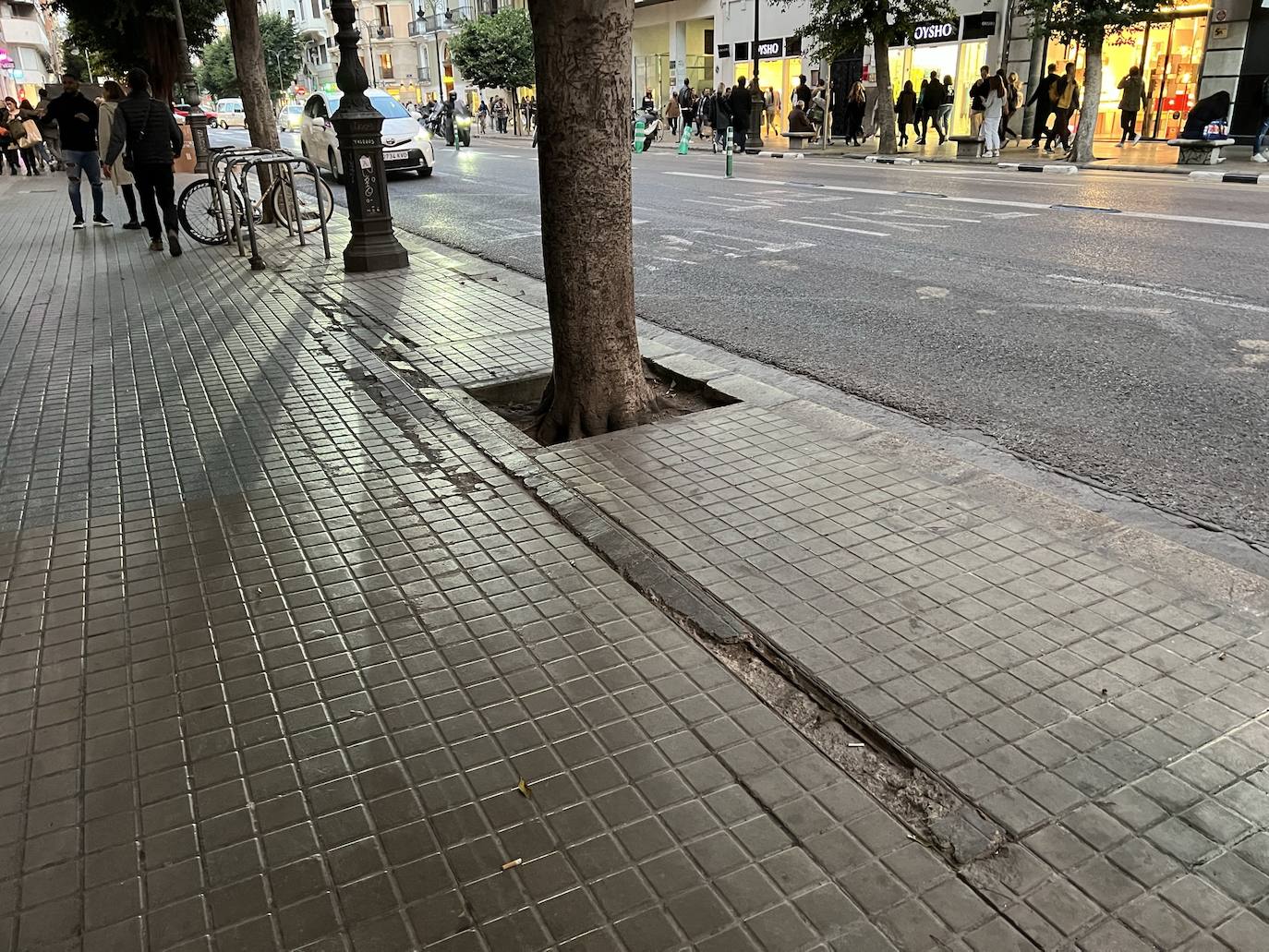 Los vecinos sonrojan a Ribó por el abandono de la calle Colón