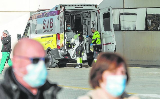 Sanidad incumple desde hace cuatro años el pacto de dar coches a los médicos para visitas