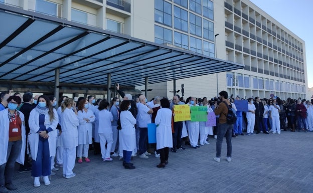 Los trabajadores del Hospital de la Ribera al borde de la huelga por la «pésima gestión» del departamento