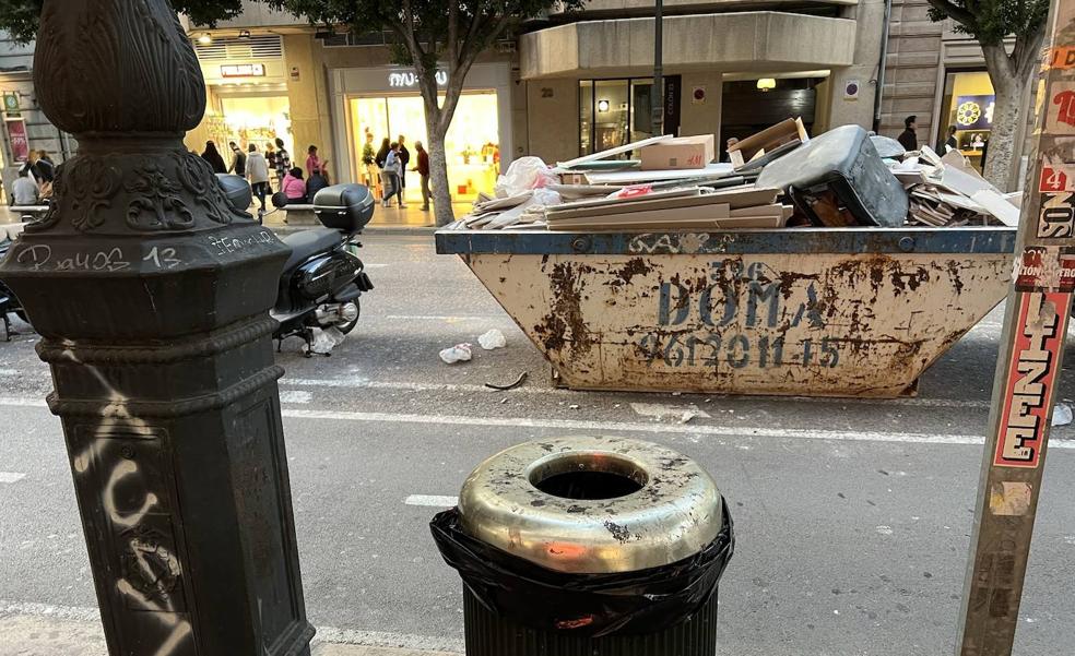 Ribó responde a las quejas de los vecinos: no mejorará la limpieza en la calle Colón