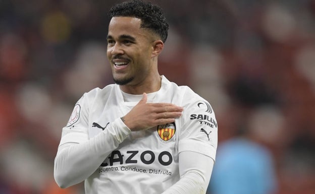 Kluivert quiere seguir en el Valencia y jugar la final de Copa